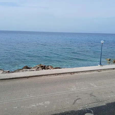 Ligia Seafront House Apartment *
